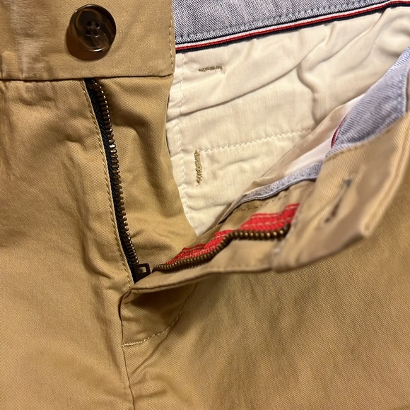 Tommy Hilfiger khaki shorts size 30/9”. NWOT - Picture 3 of 6